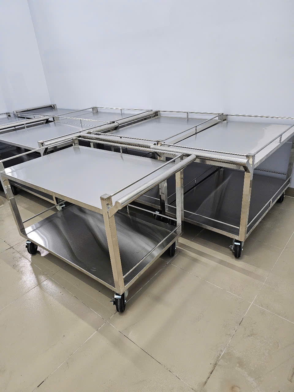 Xe đẩy inox nhiều tầng vận chuyển thực phẩm